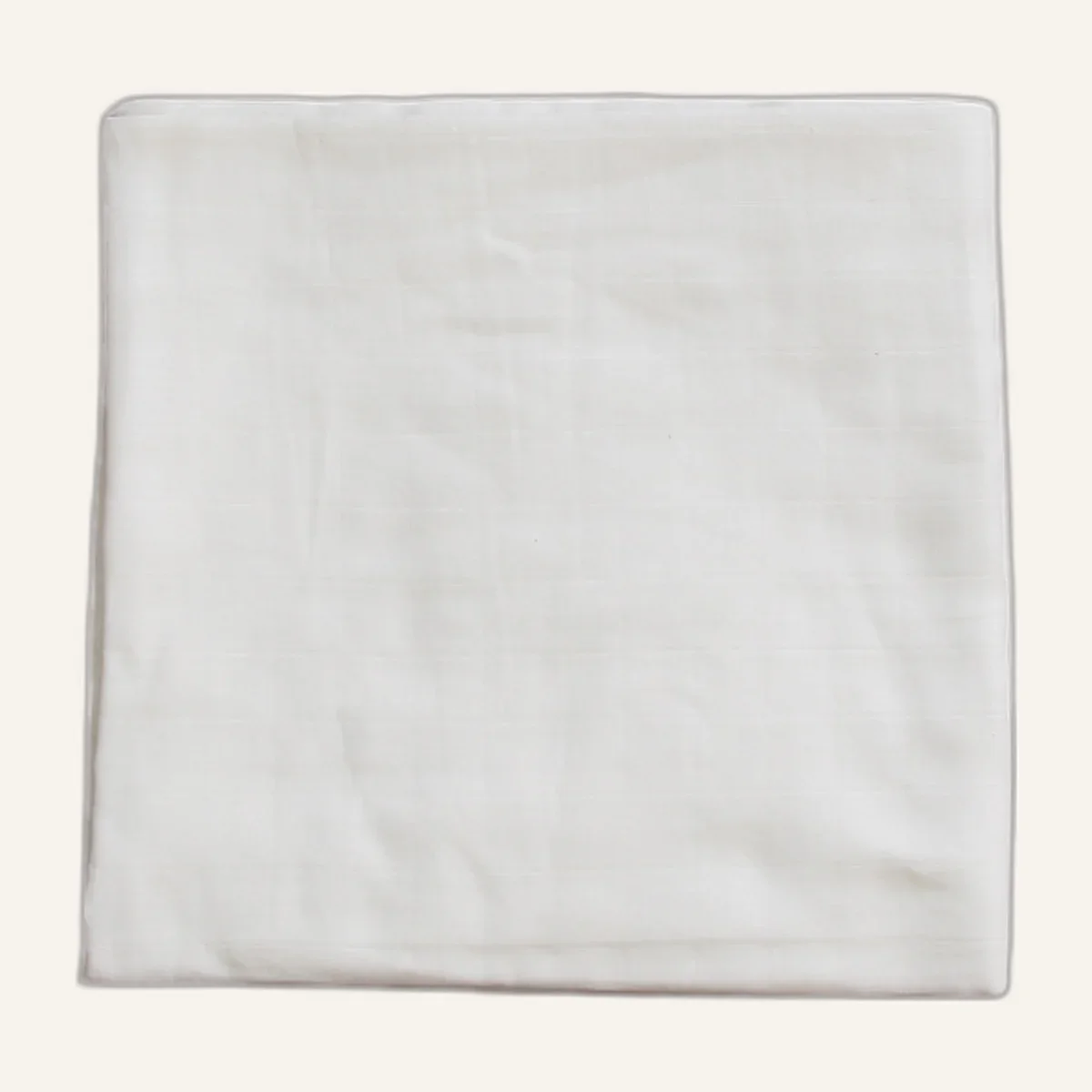 Lange d’emmaillotage en mousseline de bambou blanc plié