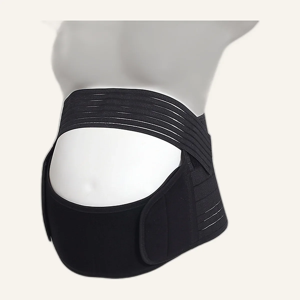 Ceinture de grossesse noire portée sous un ventre rond