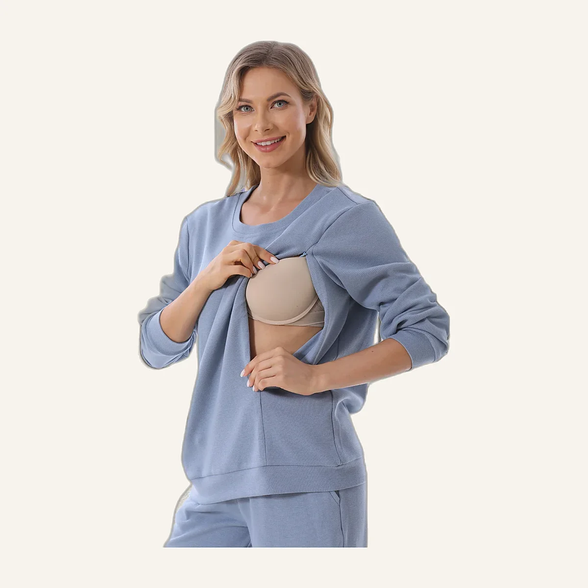 Femme en sweat d’allaitement bleu ouvrant le zip caché