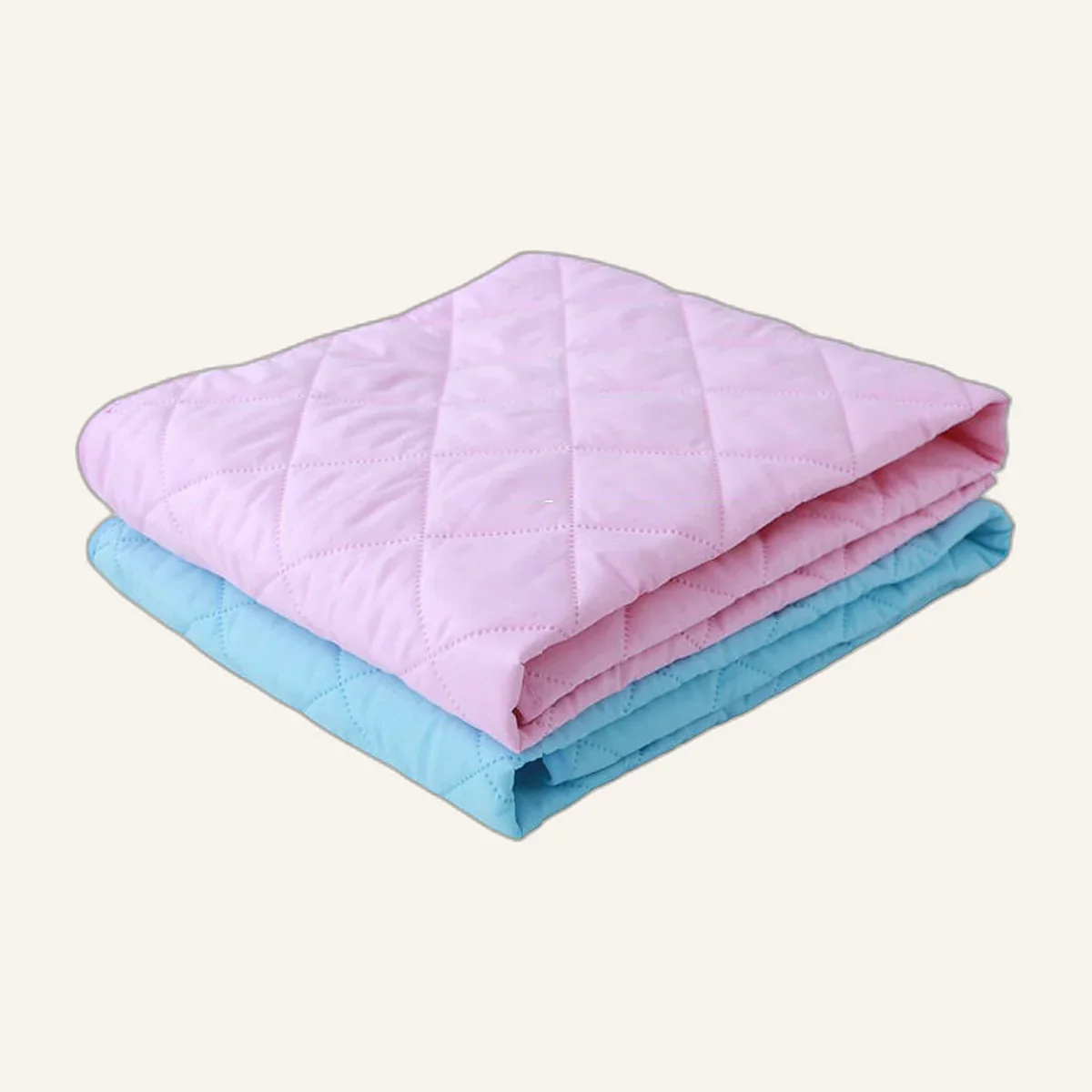 Alèses à langer matelassées rose et bleue pliées